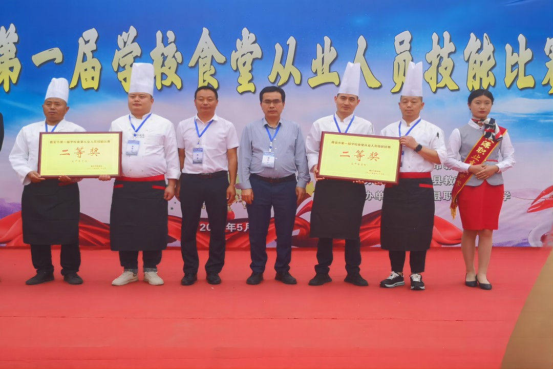 展手艺，，，，，亮风范 ——雅安市第一届学校食堂从业职员手艺大赛