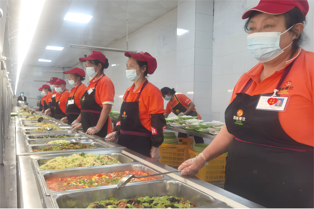 营养三餐 温馨陪同—— 游艇会yth206餐饮集团中学项目部全力以赴包管新学期营养餐供应事情